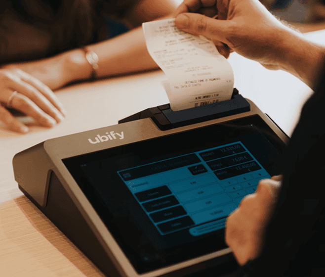 Operatore al terminale Ubify con scontrino