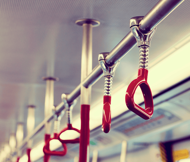 Maniglie rosse all'interno di un tram
